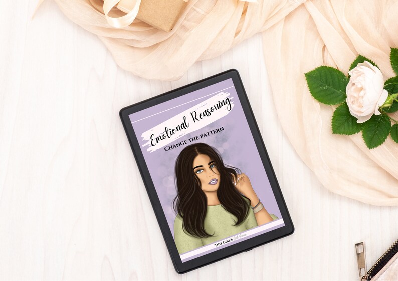 Pu&ograve; includere: Un tablet digitale che mostra la copertina di un ebook con uno sfondo viola e una donna con lunghi capelli scuri. Il titolo dell'ebook &egrave; "Ragionamento Emotivo: Cambia il Modello".