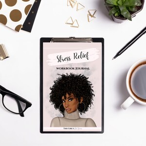Peut inclure: Une image en noir et blanc d'une femme aux cheveux boucl&eacute;s sur un fond rose. Le texte "Stress Relief Workbook Journal" est &eacute;crit sur la page.
