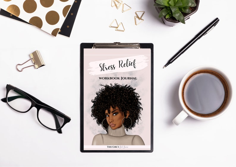 Peut inclure: Une image en noir et blanc d'une femme aux cheveux boucl&eacute;s sur un fond rose. Le texte "Stress Relief Workbook Journal" est &eacute;crit sur la page.