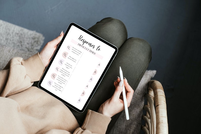 Peut inclure: Une tablette num&eacute;rique affichant une feuille de travail intitul&eacute;e "R&eacute;ponses aux moments difficiles" avec une liste de questions et de r&eacute;ponses. La tablette est tenue par une personne utilisant un stylet blanc.