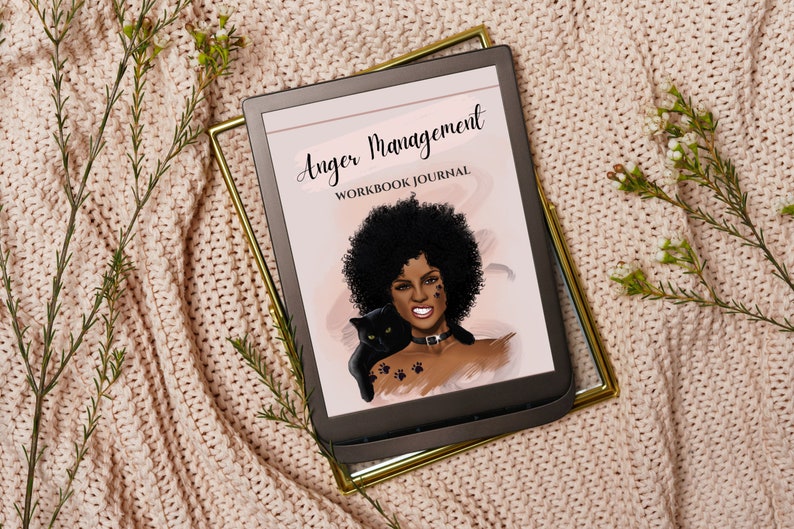 Op de afbeelding: Een zwart-wit digitaal e-boek met de titel "Anger Management Workbook Journal" op een roze achtergrond met een zwarte kat en een vrouw met een afrokapsel.