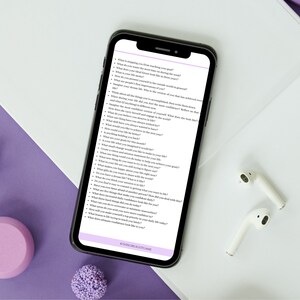 Puede incluir: Un tel&eacute;fono inteligente que muestra una lista de preguntas sobre un fondo blanco. Las preguntas est&aacute;n dise&ntilde;adas para ayudar a las personas a conocerse mejor a s&iacute; mismas. El tel&eacute;fono est&aacute; sobre una superficie morada con chispas de caramelo blancas y moradas.