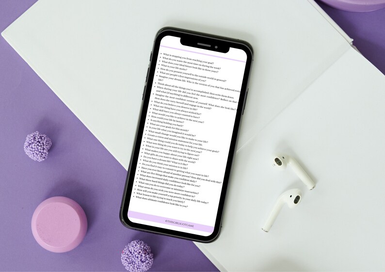 Puede incluir: Un tel&eacute;fono inteligente que muestra una lista de preguntas sobre un fondo blanco. Las preguntas est&aacute;n dise&ntilde;adas para ayudar a las personas a conocerse mejor a s&iacute; mismas. El tel&eacute;fono est&aacute; sobre una superficie morada con chispas de caramelo blancas y moradas.