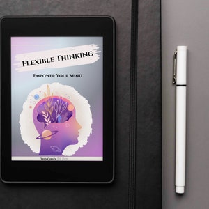 Pu&ograve; includere: Un tablet digitale che mostra la copertina di un libro con il titolo "Flexible Thinking: Empower Your Mind". La copertina presenta un'illustrazione stilizzata di una testa umana con un gradiente viola e rosa, circondata da pianeti e fiori.