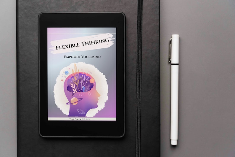 Pu&ograve; includere: Un tablet digitale che mostra la copertina di un libro con il titolo "Flexible Thinking: Empower Your Mind". La copertina presenta un'illustrazione stilizzata di una testa umana con un gradiente viola e rosa, circondata da pianeti e fiori.