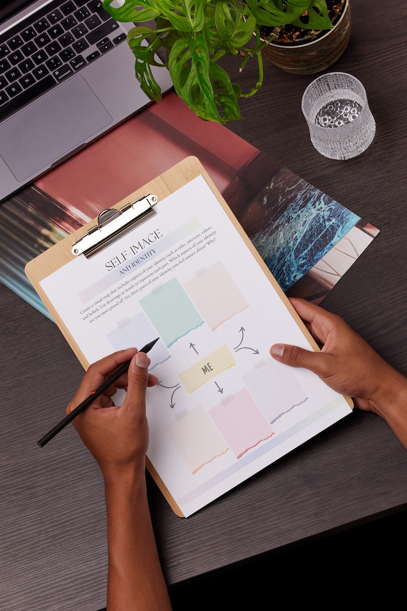 Puede incluir: Juego de tres tazas de cer&aacute;mica con acabado mate moteado. Las tazas son de color crema, gris claro y gris oscuro. Cada taza tiene un dise&ntilde;o simple y minimalista, ideal para caf&eacute; o t&eacute;.