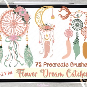 Puede incluir: Una ilustración digital de un conjunto de 72 pinceles Procreate para crear diseños de atrapasueños florales. Los pinceles se muestran en la pantalla de una tableta con un fondo blanco. Los pinceles incluyen varios elementos como plumas, cuentas, flores y marcos de atrapasueños.
