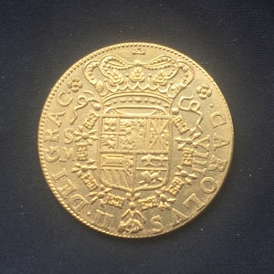 Spanish *1699* 8 Escudos - Doubloon / Gold Effect Coin / Pieces of Eight / Pirate Treasure
