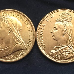 Può includere: Due monete dorate che mostrano un ritratto di profilo della regina Vittoria. Le monete sono del regno della regina Vittoria e riportano il testo "VICTORIA DEI GRATIA REGINA FID DEF" e "VICTORIA D:G: BRITT: REG: F.D."
