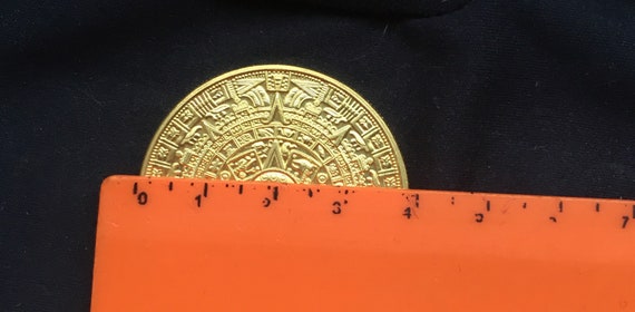 Moneda Conmemorativa Del Calendario Maya Azteca – Símbolo De Profecía Y Buena Suerte, Hecha De Hierro Dorado De 4 Cm