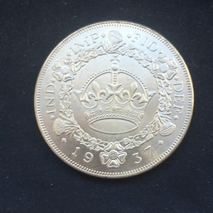 Peut inclure: Pièce d'argent avec un motif de couronne et de couronne de fleurs. La pièce porte les inscriptions "IND IMP FID DEF" et "1937".