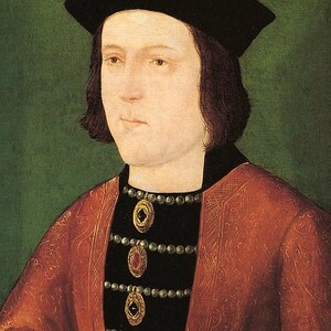 K&ouml;nnte beinhalten: Ein Portr&auml;t eines jungen Mannes, der eine schwarze M&uuml;tze und eine rote Robe mit goldenen Mustern tr&auml;gt. Er hat dunkles Haar und einen ernsten Gesichtsausdruck.