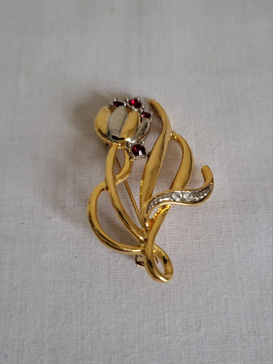 Broche Vintage Tulipe En Or Rhodié - Relief Médaille Avec Pampille - Occasion Bon état
