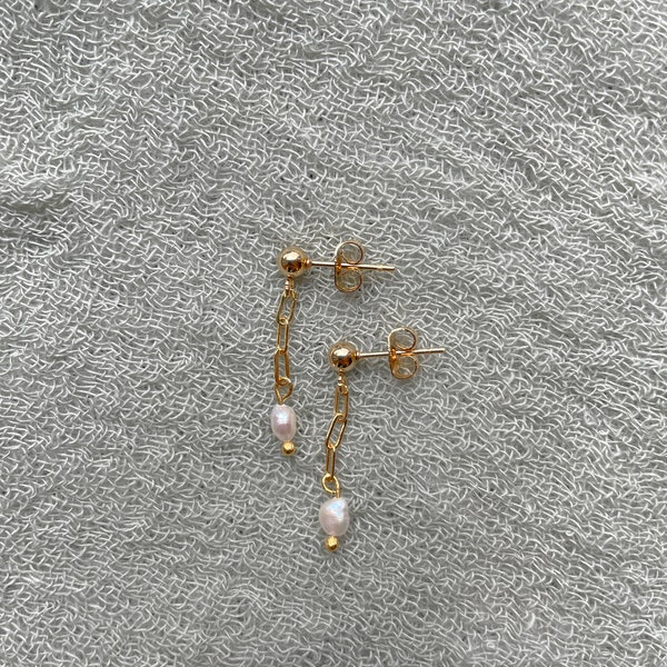 LUNA - handgemachte Ohrstecker - 1 Paar - mini Süsswasserperlen - Gliederkette - Gold - handmade beaded jewelry