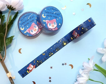Può includere: Due rotoli di nastro washi blu con un design di gufo bianco e stelle. Il nastro è etichettato "Celestial Skies washi tape" da jiadoesart.