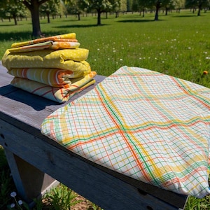 Vintage sommarprickigt rutigt lakanset från 1970-talet, JCpenney Twin XL, storlek 2 släta lakan, 1 dra-på-lakan, 2 örngott och ett påslakan, orange gulgrönt