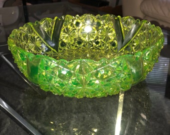 GORGEOUS FENTON Uranium 4 V with daisy n buttons on bottom  lemon lime depression glass from 40s this piece glows on its own!