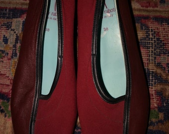 Thierry Rabotin Lush Burgandy n black flats leather with small heel measure your foot it’s 23.5 cm or 9 1/4 inches exactly.