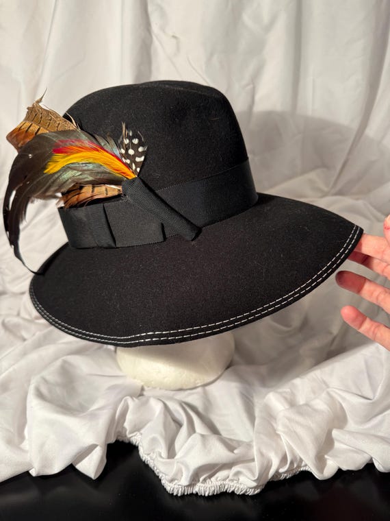 VINTAGE WOOL BLACK BLACK HAT WITH‎ FEATHER s-l400.jpg main image 2