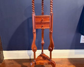 Pedestal o soporte para plantas de caoba con dos cajones y diseño de espiral, estilo romántico victoriano, en madera de cebada.