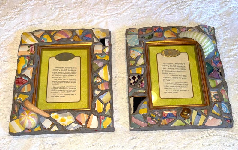 Puede incluir: Dos marcos de fotos rectangulares con un borde de mosaico hecho de fragmentos de cer&aacute;mica de colores fijados en lechada gris. Cada marco contiene una inserci&oacute;n de color verde claro con texto impreso y un borde interior dorado.