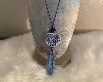 Chinese blauw-witte ketting aan blauw zijden koord