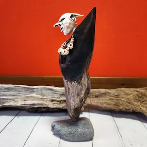 Sculpture effrayante de lutin en bois flotté | esprit venu d'ailleurs | Décoration celtique | Gobelin en bois sur pierre