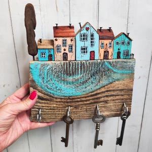 Driftwood Key Holder: Coastal Cottage Wall Decor with Hooks
