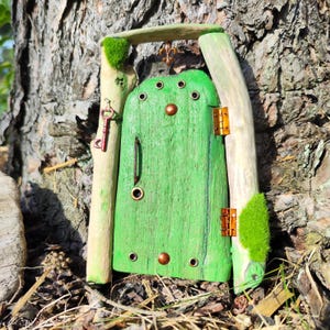Kleine grüne Feentür - Baumschmuck, bezauberndes Gartenaccessoire, handgemachtes Feenhaus für Garten- und Waldliebhaber