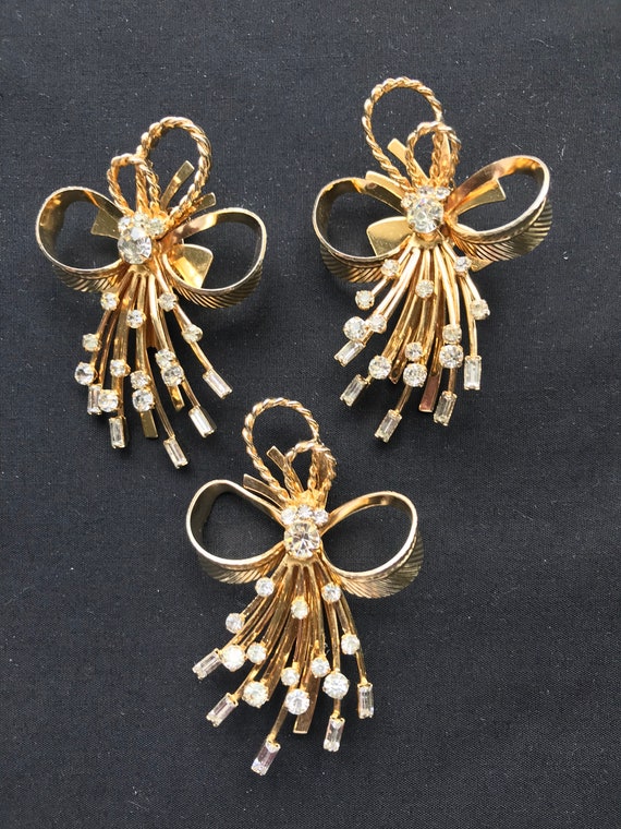 Demi Parure Mid-Century Vintage Sarah Coventry Pink Floral Brooch and Clip Earring Set with Rhinestones Goldtone
