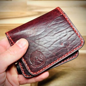 Cartera de cuero plegable para tarjetas hecha a mano