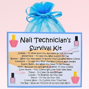 Può includere: Un biglietto blu e bianco con il testo "Nail Technician's Survival Kit" e un elenco di articoli con descrizioni. Gli articoli includono caffè, una faccina sorridente, un bottone, uno stuzzicadenti, un elastico, menta, cuori, fazzoletti, una candela, un centesimo, ovatta e una bustina di tè.