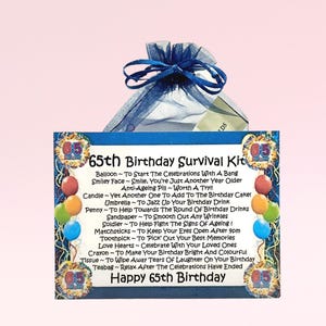 Kit de sobrevivência de 65º aniversário (azul) ~ Presente de novidade divertido e alternativa de cartão de felicitações | Presente de lembrança | Presente de aniversário de 65º aniversário personalizado