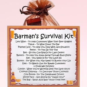 Peut inclure: Une pancarte en bois brun avec le texte "Barman's Survival Kit" et une liste d'articles avec leurs utilisations, comme "Lens Wipe - To Help Customers Wipe Their Beer Goggles" et "Tea Bag - Relax And Rest Those Tired Feet".