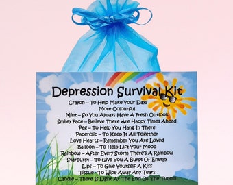 Pode incluir: Uma bolsa de malha azul com um cartão branco dentro. O cartão tem um arco-íris e um sol sorridente com óculos de sol. O texto no cartão diz "Depression Survival Kit" e lista itens como "Giz de cera - Para ajudar a tornar seus dias mais coloridos" e "Hortelã - Para que você sempre tenha uma perspectiva fresca".