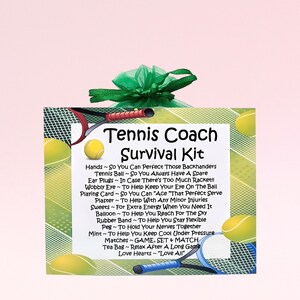 Kit de survie pour entraîneur de tennis ~ Cadeau et carte fantaisie | Cadeau d'anniversaire | Cartes de voeux | Merci | Cadeau personnalisé pour un entraîneur de tennis
