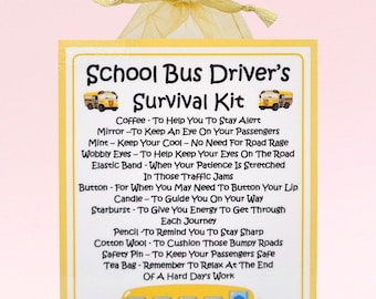Könnte beinhalten: Eine gelbe Karte mit dem Text "School Bus Driver's Survival Kit" und einer Schulbus-Illustration. Das Set enthält Kaffee, einen Spiegel, Minze und einen Teebeutel, alles präsentiert in einem gelben Organzabeutel.