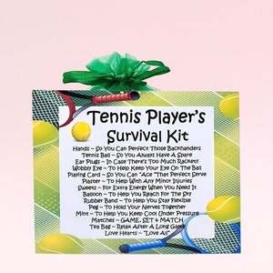 Kit de sobrevivência para jogador de tênis ~ Presente e cartão divertidos e inovadores | Presente de aniversário | Cartões comemorativos | Presente personalizado para um jogador de tênis