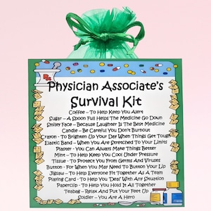 Könnte beinhalten: Eine grüne Karte mit dem Text "Physician Associate's Survival Kit" und einer Liste von Gegenständen mit ihren Verwendungen, wie z. B. "Kaffee - Um dich wach zu halten" und "Zucker - Ein voller Löffel hilft der Medizin herunterzugehen".