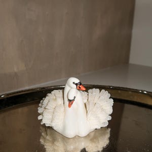 Irish Dresden Swan Couple 置物 陶器 Irish Dresden Porcelain Lace Loving Swans Figurine, Vintage Swan