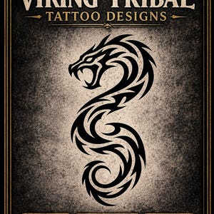 Può includere: Design digitale con 20 disegni di tatuaggi tribali vichinghi. L'immagine mostra un tatuaggio di drago nero su uno sfondo strutturato, con il testo "20 Viking Tribal Tattoo Designs". Include file PNG 2K x 2K, sfondo trasparente e 300 DPI.