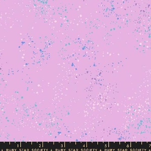 Peut inclure: Un tissu violet clair avec un motif tacheté de points bleus, blancs et turquoise. Le tissu a une texture lisse et un éclat subtil. Le bas du tissu comporte une règle noire avec le texte "RUBY STAR SOCIETY".