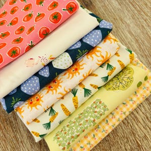 Peut inclure: Ensemble de trois mugs en céramique avec une finition mate et mouchetée. Les mugs sont dans des tons crème, gris clair et gris foncé. Chaque mug a un design simple et minimaliste, idéal pour le café ou le thé.