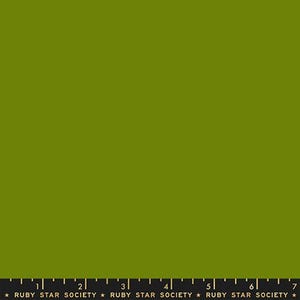 Può includere: Un campione di tessuto verde oliva a tinta unita con una cimosa nera sul bordo inferiore. La cimosa presenta un righello bianco stampato che misura 17,78 cm e il testo ripetuto "RUBY STAR SOCIETY" separato da stelline.