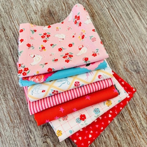 Peut inclure: Ensemble de trois mugs en céramique avec un glaçage moucheté de couleur crème. Chaque mug présente un motif peint à la main différent : une feuille bleue et verte, une fleur jaune et une baie rouge. Les mugs ont une capacité d'environ 350 ml.