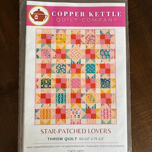 Puede incluir: Un paquete para un kit de edredón titulado "Star-Patched Lovers" de Copper Kettle Quilt Company. El patrón del edredón presenta un diseño de patchwork colorido con formas de estrella. El tamaño del edredón terminado es de 164 x 194 cm.
