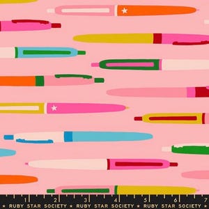 Könnte beinhalten: Rosa Stoff mit einem sich wiederholenden Muster aus bunten Stiften. Die Stifte sind in verschiedenen Farben gehalten, darunter Rosa, Orange, Gelb, Blau und Grün. Einige Stifte haben ein Sterndesign. Der Text "RUBY STAR SOCIETY" befindet sich unten.