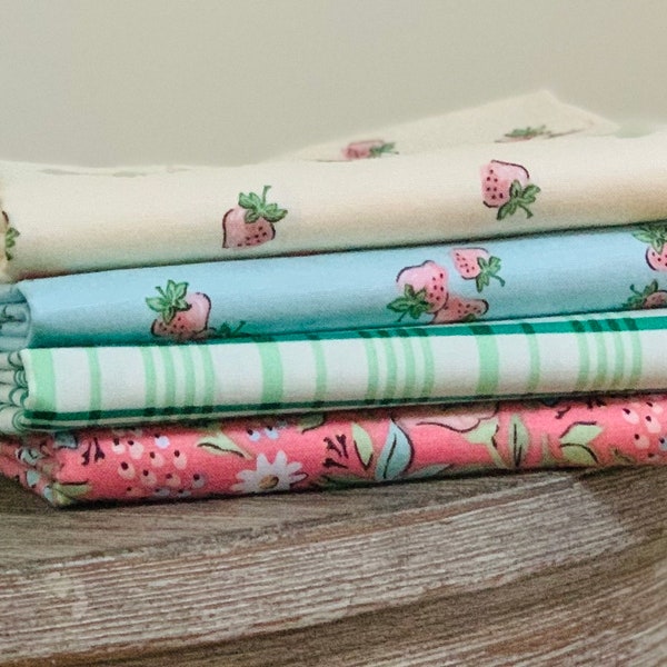 Cute little strawberry bundle - Poppie Cotton - AGF  4 piece FQ bundle - Strawberry - plaid  Garden Party Maureen Cracknell