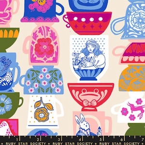 Puede incluir: Un patrón de tela con tazas y cuencos apilados y coloridos con diseños florales, de animales y de Alicia en el país de las maravillas. Las tazas son de color rosa, azul, verde y rojo, sobre un fondo crema.