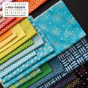 Op de afbeelding: Een verzameling gevouwen stofstalen met diverse patronen, waaronder kleine vissen, zebra's, bloemen en ruitjes in tinten turquoise, geel, oranje, groen en donkerblauw, met een label met de tekst 1-800-CALICO ALEXIA MARCELLE ABEGG.